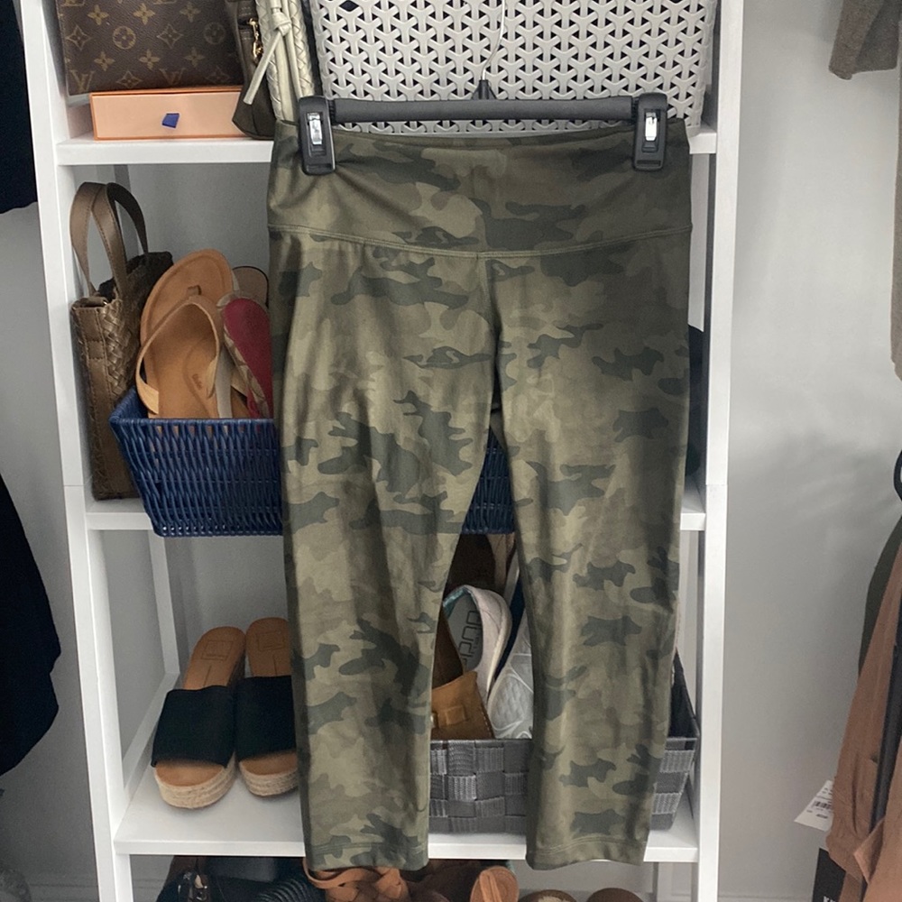 Original savasana camo wunder under crop : lululemon sz6